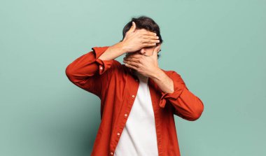 Genç ve yakışıklı Hintli adam iki eliyle kameraya hayır diyor! Resimler reddediliyor ya da yasaklanıyor