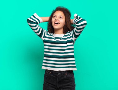 Gülümseyen ve rahatlayan, mutlu ve kaygısız, neşeli ve rahatlatıcı bir kız.