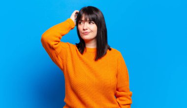 Ayrıca boyunda güzel bir kadın şaşkın ve kafası karışık, başını kaşıyor ve yan tarafa bakıyor.