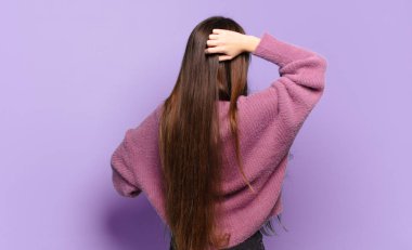 Düşünen, kuşkulanan, kafasını kaşıyan, kafası karışmış, kafası karışmış genç, sıradan bir kadın.