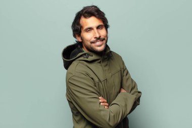 Genç, yakışıklı Hintli adam.