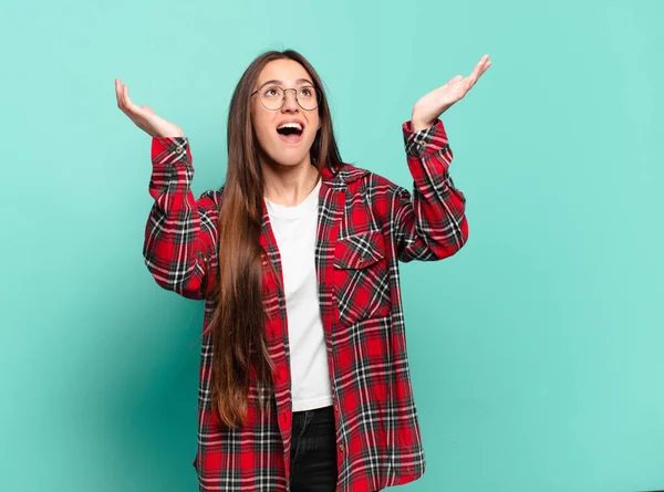 Jovem Mulher Bastante Casual Sentindo Feliz Surpreso Sortudo Surpreso Comemorando — Fotografia de Stock