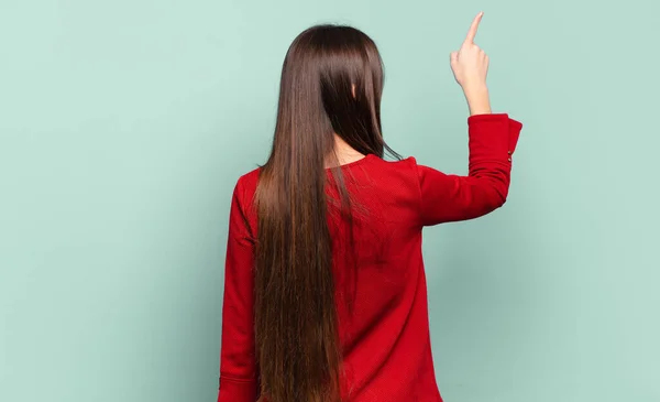 Jong Vrij Casual Vrouw Staan Wijzen Naar Object Kopieerruimte Achteraanzicht — Stockfoto