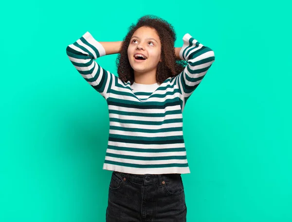 Chica Sonriendo Sintiéndose Relajado Satisfecho Despreocupado Riendo Positivamente Escalofriante — Foto de Stock