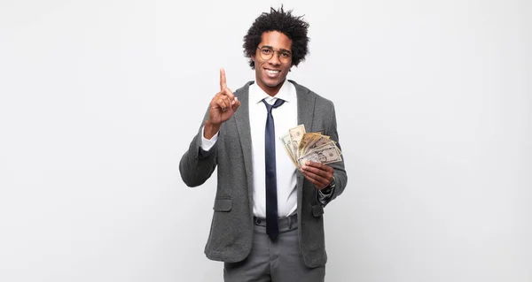 Jeune Homme Afro Noir Souriant Regardant Amical Montrant Numéro Premier — Photo