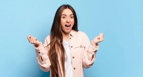 Joven Mujer Bastante Casual Sentirse Feliz Emocionado Sorprendido Sorprendido Sonriendo — Foto de Stock