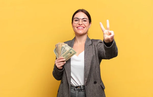 Joven Bonita Mujer Sonriendo Mirando Feliz Despreocupada Positiva Gestando Victoria —  Fotos de Stock