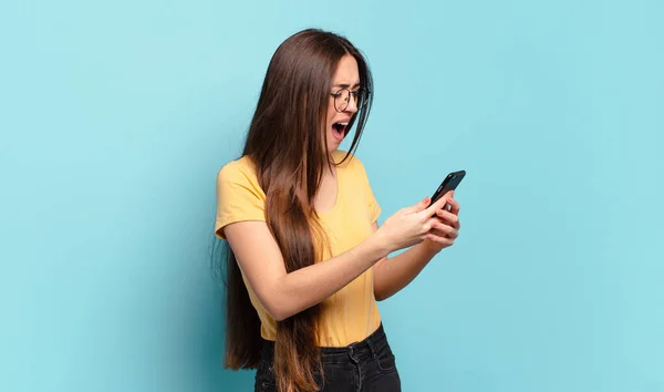 Junge Hübsche Frau Mit Ihrem Handy — Stockfoto