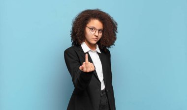 Oldukça afro bir genç, kızgın, sinirli, asi ve agresif hissediyor, orta parmağını sallıyor, karşı koyuyor. mizahi iş konsepti