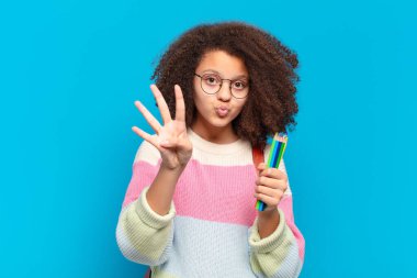 Güzel afro bir genç gülümsüyor ve arkadaş canlısı görünüyor, dört ya da dört numarayı gösteriyor, eli önde, geri sayıyor. öğrenci konsepti