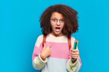 Şok olmuş ve ağzı açık, kendini işaret eden bir afro genç. öğrenci konsepti