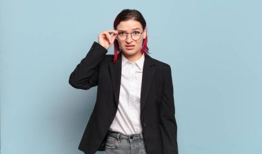 Genç ve çekici kızıl saçlı kadın şaşırmış, ağzı açık, şok olmuş, yeni bir düşünce, fikir ya da konsept keşfediyor.