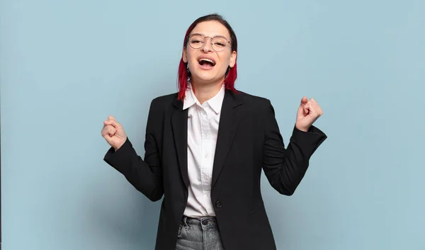 Ung Attraktiv Rött Hår Kvinna Känner Chockad Upphetsad Och Glad — Stockfoto