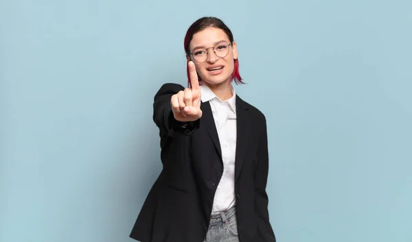 Junge Attraktive Frau Mit Rotem Haar Lächelt Stolz Und Selbstbewusst — Stockfoto