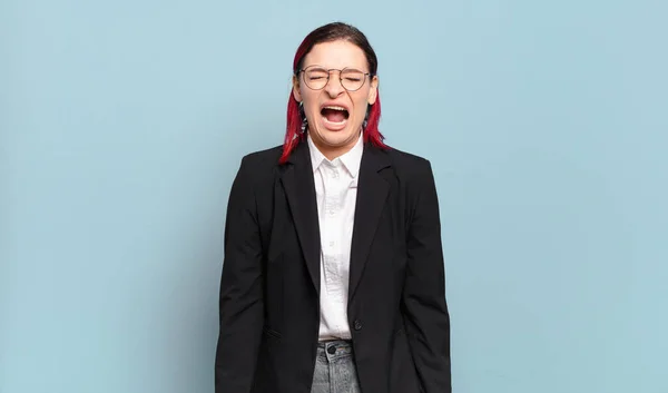 Jonge Aantrekkelijke Rood Haar Vrouw Schreeuwen Agressief Kijken Erg Boos — Stockfoto