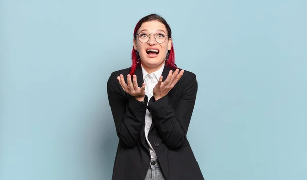 Ung Attraktiv Rött Hår Kvinna Ser Desperat Och Frustrerad Stressad — Stockfoto