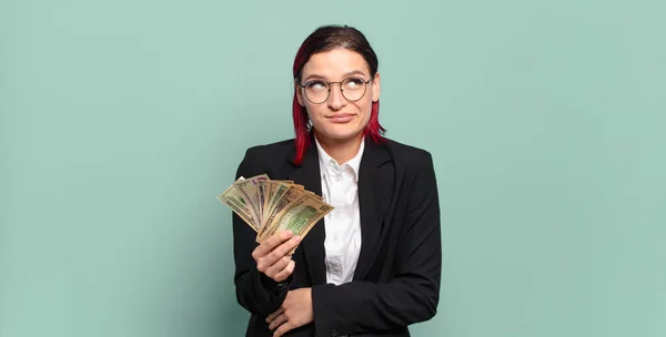 Jonge Aantrekkelijke Rode Haar Vrouw Shrugging Zich Verward Onzeker Voelen — Stockfoto