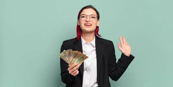 Jonge Aantrekkelijke Rode Haar Vrouw Glimlacht Vrolijk Vrolijk Zwaaiende Hand — Stockfoto