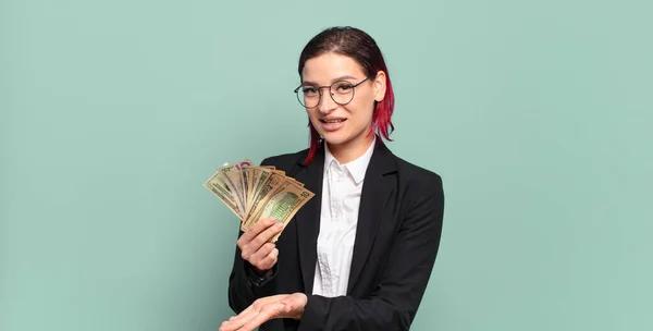 Jovem Atraente Mulher Cabelo Vermelho Sorrindo Alegremente Sentindo Feliz Mostrando — Fotografia de Stock