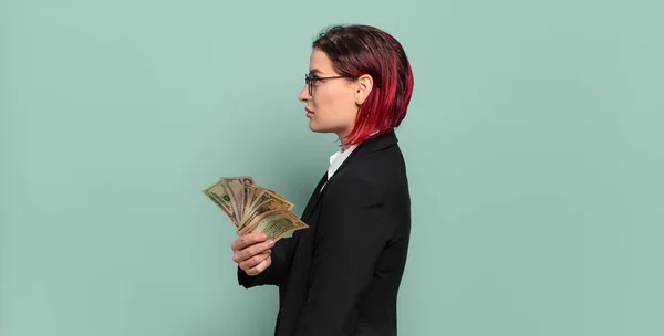 Jonge Aantrekkelijke Rood Haar Vrouw Profiel Bekijken Zoek Naar Ruimte — Stockfoto