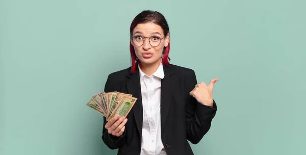 Giovane Attraente Donna Capelli Rossi Guardando Stupito Nella Incredulità Indicando — Foto Stock