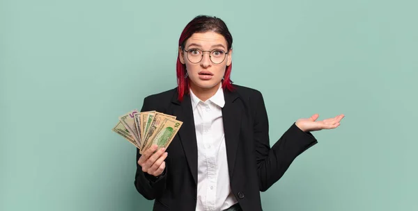 Junge Attraktive Frau Mit Roten Haaren Die Überrascht Und Schockiert — Stockfoto