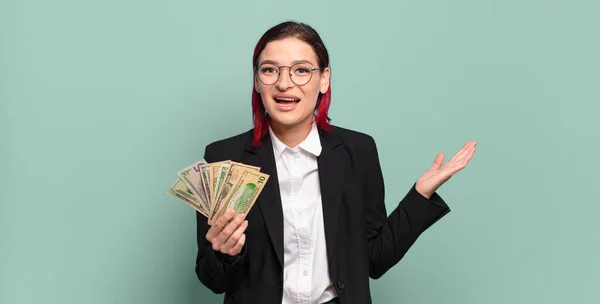 Jonge Aantrekkelijke Rode Haar Vrouw Zich Gelukkig Verrast Vrolijk Glimlachend — Stockfoto