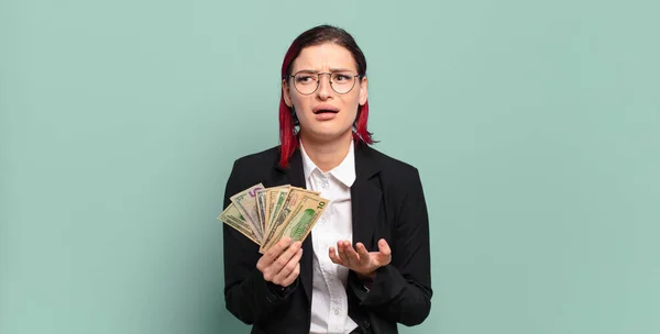 Ung Attraktiv Rött Hår Kvinna Ser Desperat Och Frustrerad Stressad — Stockfoto