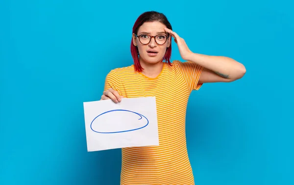 Jeune Belle Femme Aux Cheveux Roux Regardant Heureux Étonné Surpris — Photo