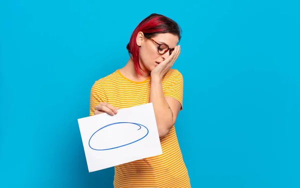 Jeune Femme Rousse Attrayante Sentant Ennuyée Frustrée Endormie Après Une — Photo