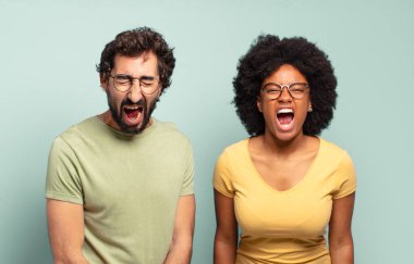 Çok ırkçı bir çift çok kızgın, hayal kırıklığına uğramış, öfkeli ya da sinirli, haykıran, hayır