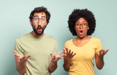 Çok ırklı iki arkadaş açık sözlü ve şaşkın, şaşkın ve hayretler içinde inanılmaz bir sürprizle