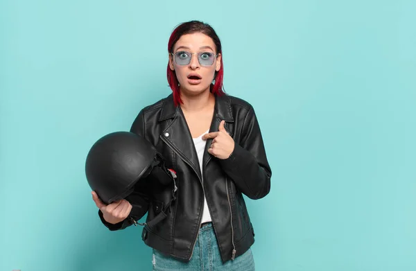 Junge Attraktive Frau Mit Roten Haaren Die Schockiert Und Überrascht — Stockfoto