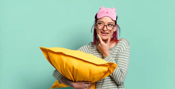 Jovem Atraente Mulher Cabelo Vermelho Sorrindo Feliz Sonhando Acordado Duvidar — Fotografia de Stock