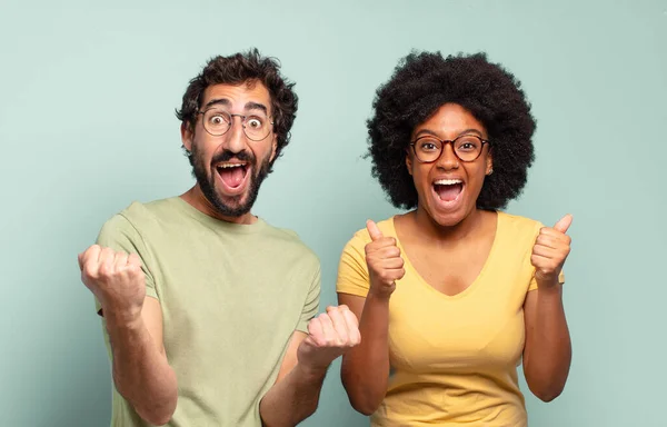 Çok Irklı Iki Arkadaş Şaşkın Heyecanlı Mutlu Hissediyorlar Gülüyorlar Başarıyı — Stok fotoğraf