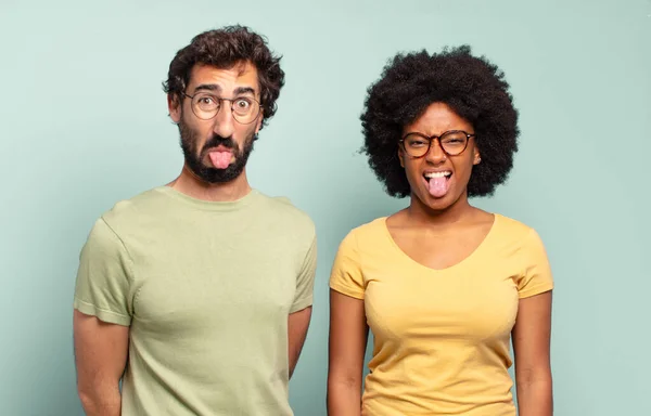 Multiraciale Paar Vrienden Voelen Zich Walgelijk Geïrriteerd Steken Tong Uit — Stockfoto