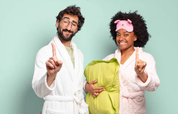 Ein Multiethnisches Freundespaar Lächelt Stolz Und Selbstbewusst Und Posiert Triumphierend — Stockfoto