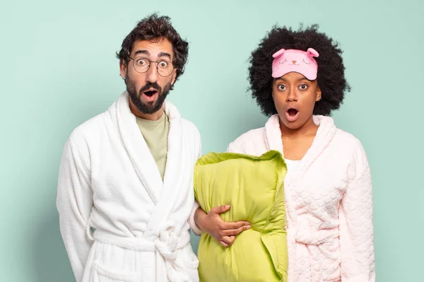 Multiraciale Paar Vrienden Kijken Zeer Geschokt Verrast Staren Met Open — Stockfoto