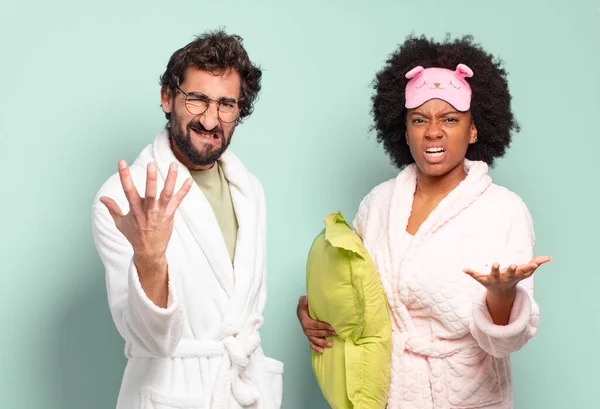 Multiracial Par Vänner Ser Arg Irriterad Och Frustrerad Skrikande Wtf — Stockfoto