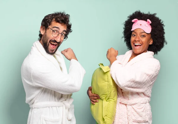 多人種の二人の友人は幸せを感じます 正と成功 挑戦に直面したり 良い結果を祝うときに動機付け パジャマと家のコンセプト — ストック写真