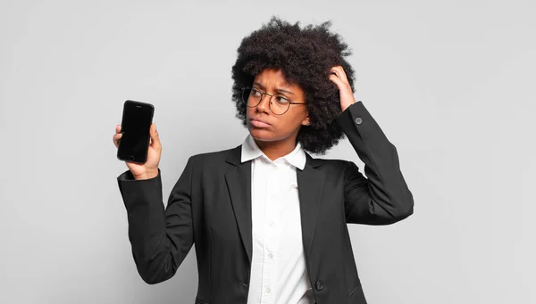 Jovem Empresária Afro Sentindo Perplexo Confuso Coçando Cabeça Olhando Para — Fotografia de Stock