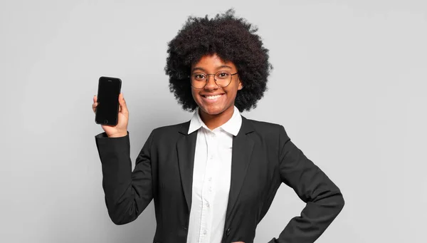 Joven Mujer Negocios Afro Sonriendo Felizmente Con Una Mano Cadera —  Fotos de Stock