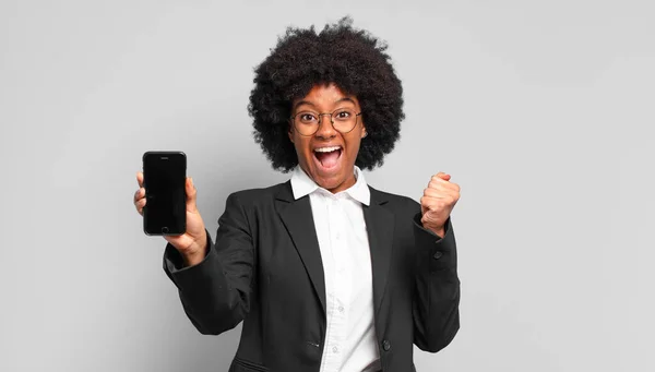 Jovem Empresária Afro Sentindo Chocado Animado Feliz Rindo Celebrando Sucesso — Fotografia de Stock