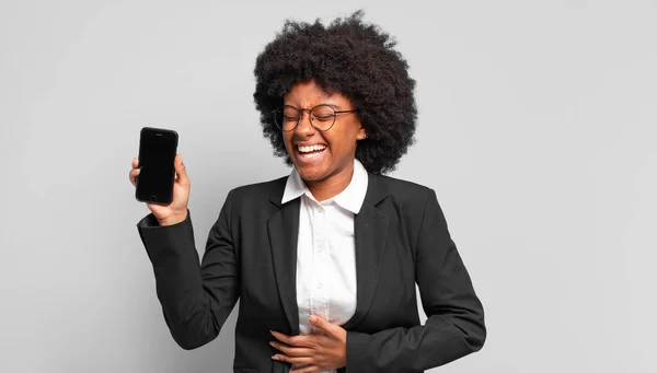 Młoda Bizneswoman Afro Śmieje Się Głośno Jakiegoś Śmiesznego Żartu Czuje — Zdjęcie stockowe