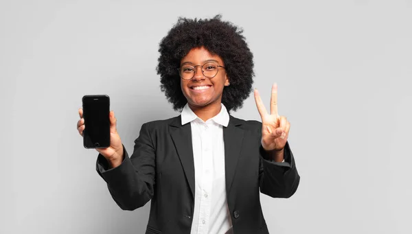 Jovem Afro Empresária Sorrindo Olhando Feliz Despreocupado Positivo Gesticulando Vitória — Fotografia de Stock