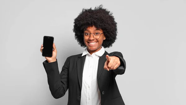 Jeune Femme Affaires Afro Pointant Vers Caméra Avec Sourire Satisfait — Photo