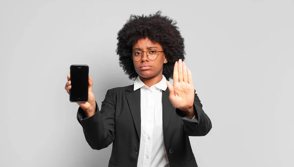 Joven Mujer Negocios Afro Buscando Serio Severo Disgustado Enojado Mostrando —  Fotos de Stock