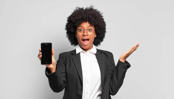 Jovem Empresária Afro Sentindo Feliz Animado Surpreso Chocado Sorrindo Surpreso — Fotografia de Stock