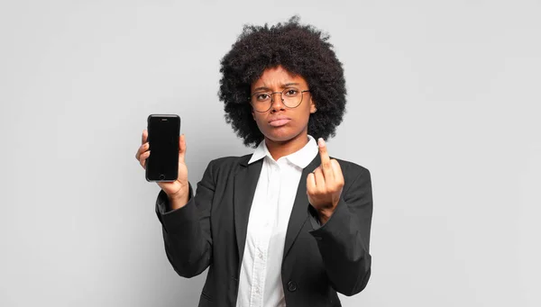 Jovem Empresária Afro Sentindo Irritada Irritada Rebelde Agressiva Lançando Dedo — Fotografia de Stock