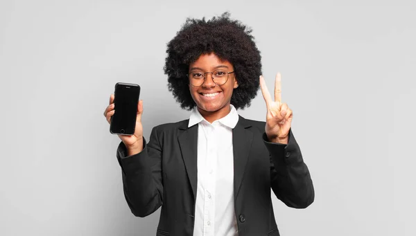 Jovem Empresária Afro Sorrindo Olhando Amigável Mostrando Número Dois Segundo — Fotografia de Stock